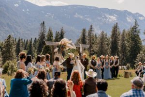 Washington wedding photographer capturing the mountain view during the wedding ceremony at Brown Family Homestead in Leavenworth, Washington