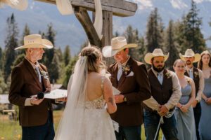 Washington wedding photographer capturing couples portraits at Brown Family Homestead in Leavenworth, Washington