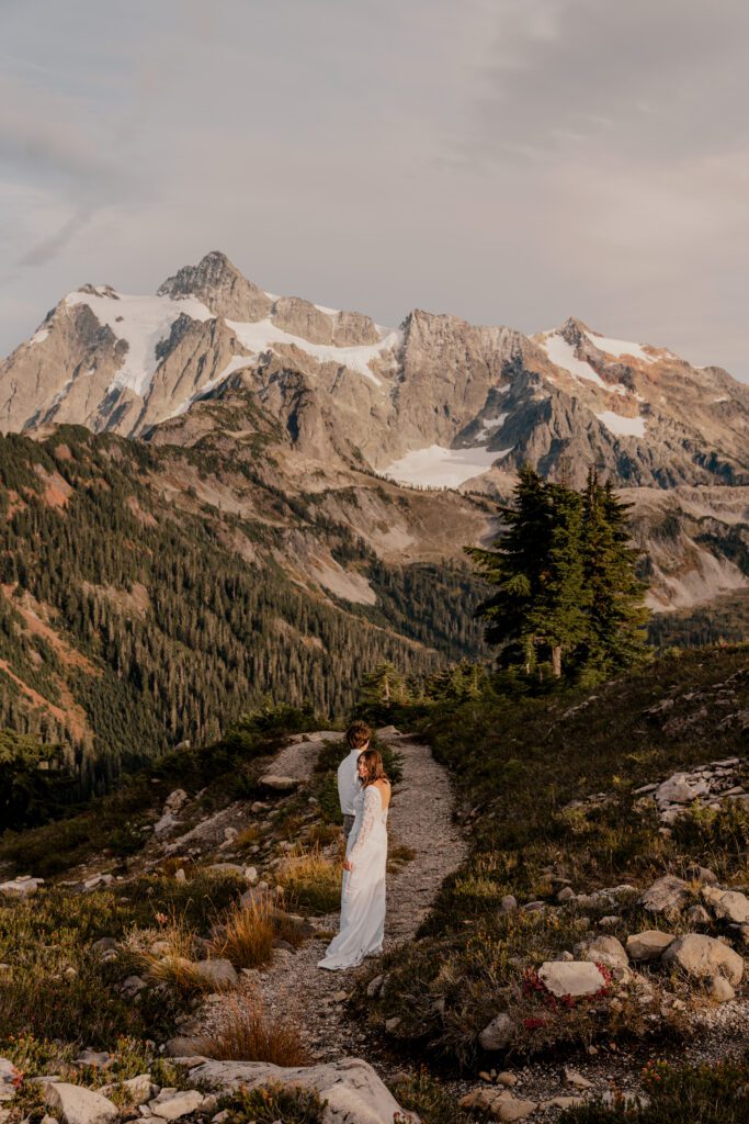 Couple eloping at Artist Point in the Mt. Baker-Snoqualmie National Forest.