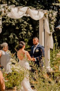 Washington wedding photographer documenting a wedding ceremony at Beecher Hill House in Leavenworth, Washington